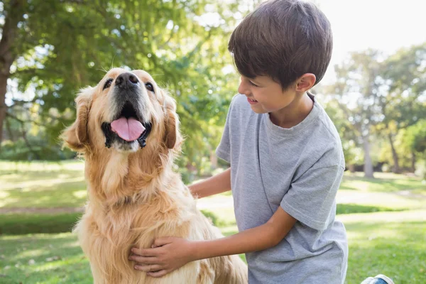 Маленький мальчик со своей собакой в парке — стоковое фото