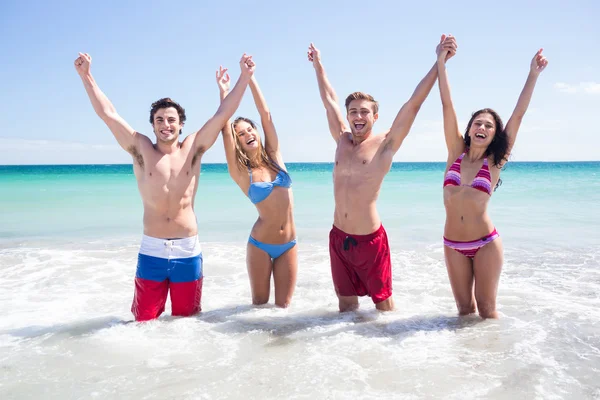 Happy friends having fun in the water together — Stock Photo, Image