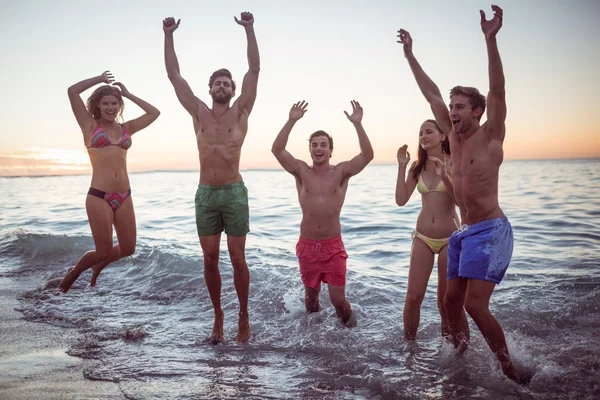 Amigos felizes se divertindo na água — Fotografia de Stock