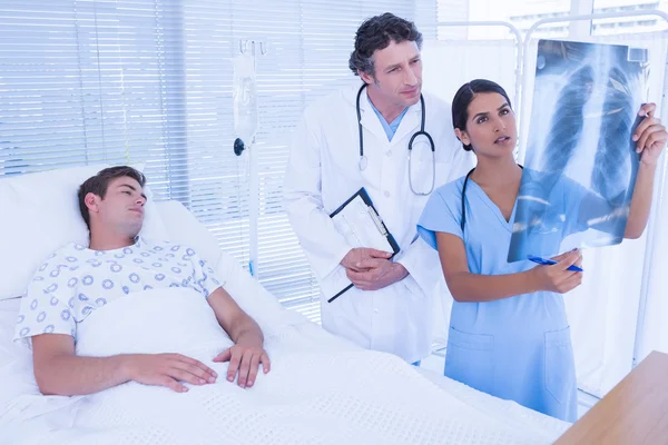 Médicos examinando pacientes xray — Fotografia de Stock