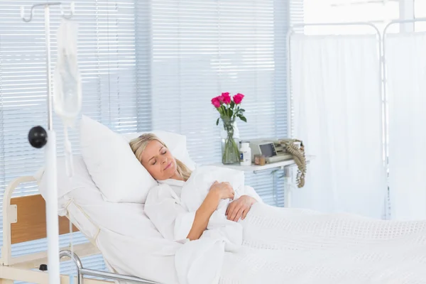 Glückliche Patientin liegt auf ihrem Bett — Stockfoto