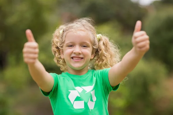 Menina feliz em verde com os polegares para cima — Fotografia de Stock