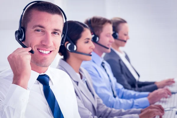 Zakelijke team werken op computers en dragen van headsets — Stockfoto