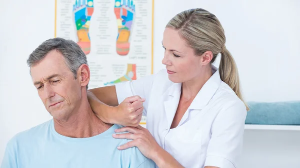 Läkare stretching hennes patientens hals — Stockfoto