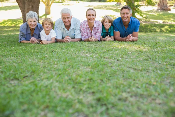 Lycklig familj ler mot kameran — Stockfoto