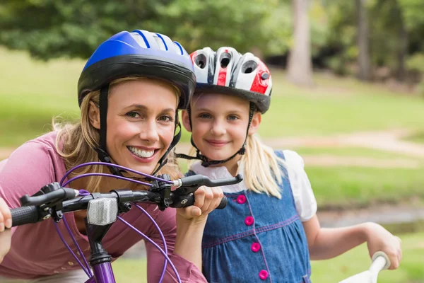母亲和她的女儿在他们的自行车 — 图库照片