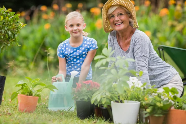 Feliz abuela con su nieta jardinería — Foto de Stock