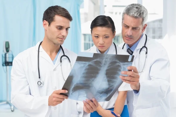 X-ışını inceleyerek erkek ve kadın doktorlar — Stok fotoğraf