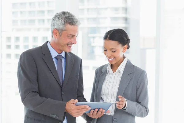 Business people using tablet computer — Stock Photo, Image