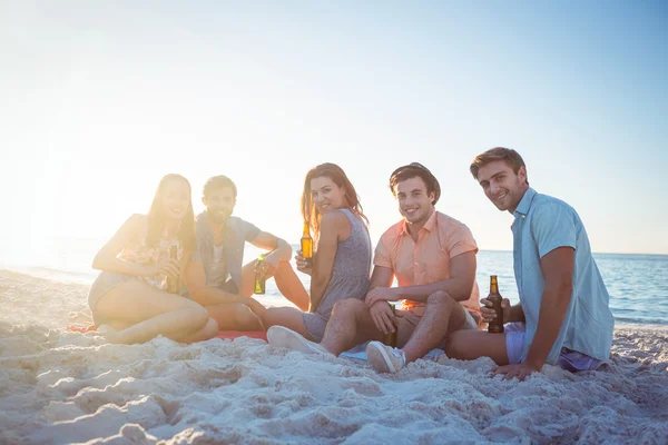 Gelukkig hipsters ontspannen — Stockfoto