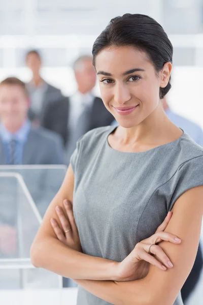 Mujer de negocios sonriente mirando a la cámara durante la conferencia — Foto de Stock