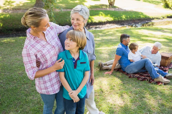 Familia feliz en el parque — Foto de Stock