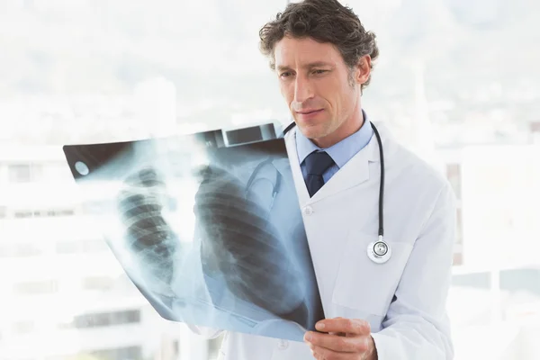 Médico sério a olhar para o raio-X — Fotografia de Stock