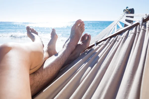 Glückliches Paar schläft zusammen in der Hängematte — Stockfoto