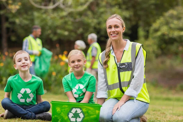 Happy family collecting rubbish — Stock Photo, Image