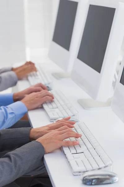 Geschäftsteam arbeitet an Computern — Stockfoto