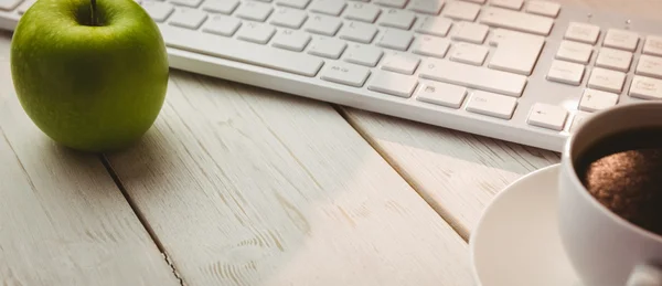 White keyboard and cup of coffee — Stock Photo, Image