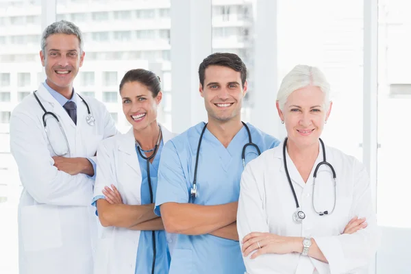 Retrato de médicos confiados en fila — Foto de Stock