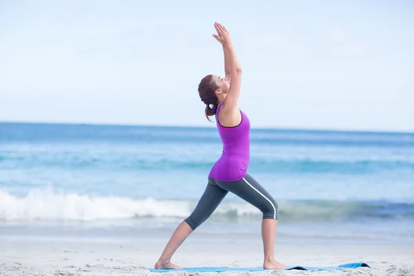 Brunette doet yoga op oefening mat — Stockfoto
