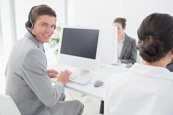 Uśmiechający się biznesmen sobie słuchawki — Zdjęcie stockowe