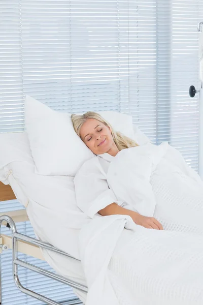 그녀의 침대에 누워 행복 한 환자 — 스톡 사진