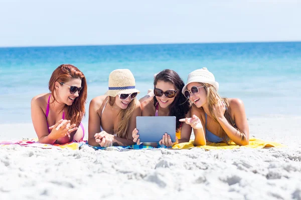 Amigos felizes usando óculos de sol e usando tablet — Fotografia de Stock