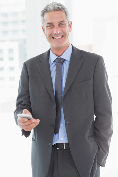 Hombre de negocios feliz usando teléfono inteligente — Foto de Stock