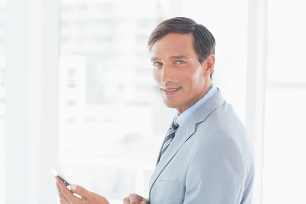 Szczęśliwy biznesmen przy użyciu komputera typu tablet — Zdjęcie stockowe