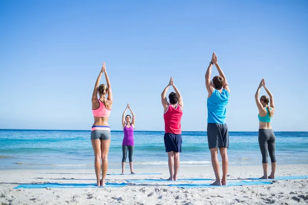 Friends doing yoga together with their teacher — Stock Photo, Image