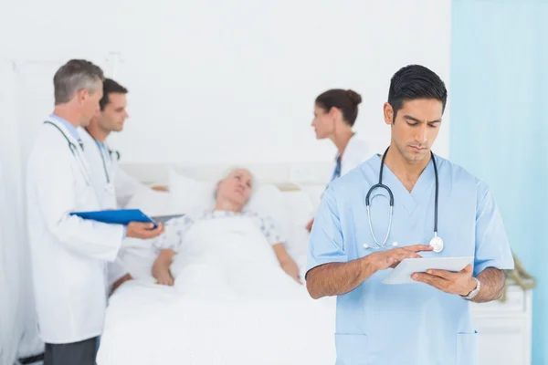 Report reading with patient behind — Stock Photo, Image