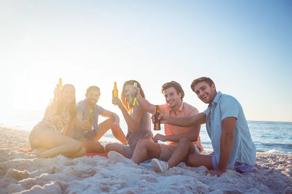 Glückliche Hipster entspannen sich und trinken Bier — Stockfoto