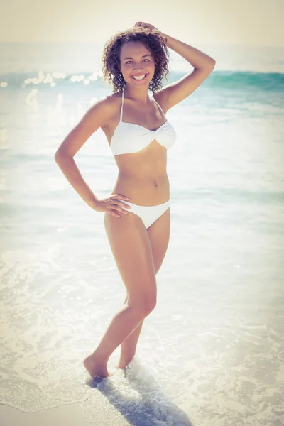 Mujer feliz en bikini —  Fotos de Stock