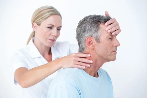 Läkare stretching hennes patientens hals — Stockfoto