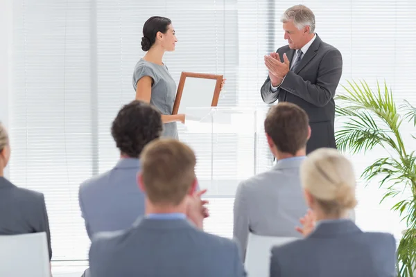 Bonita mujer de negocios recibiendo premio — Foto de Stock