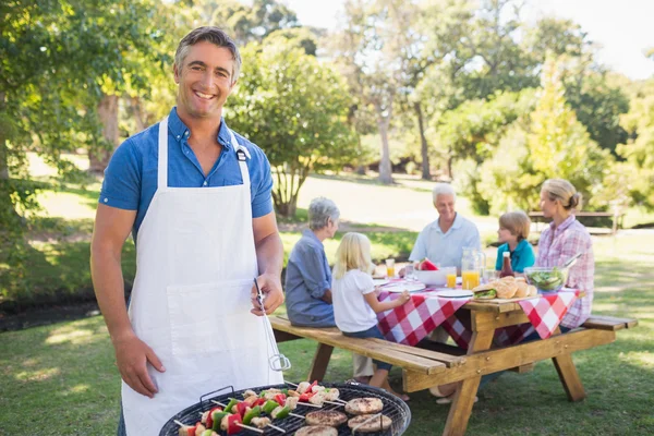 Man doing barbecue for his family — Stock Photo, Image