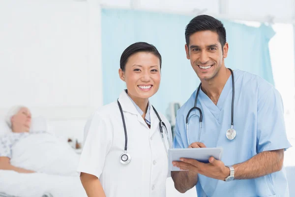 Portrait de médecins confiants avec bras croisés — Photo