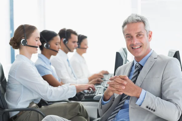 Zakenman met managers gebruik van computers — Stockfoto