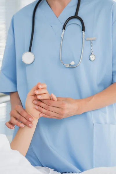 Doctor checking her patients heartbeat — Stock Photo, Image