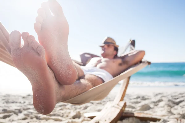 Schöner Mann, der in der Hängematte ruht — Stockfoto