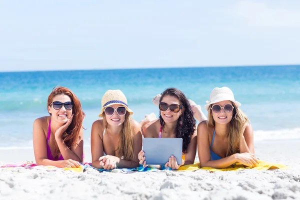 Счастливые друзья в солнцезащитных очках и с помощью планшета — стоковое фото