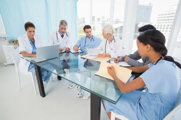 Médicos masculinos e femininos usando laptop — Fotografia de Stock