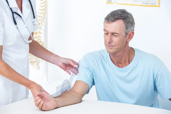 Doctor measuring arm with goniometer — Stock Photo, Image