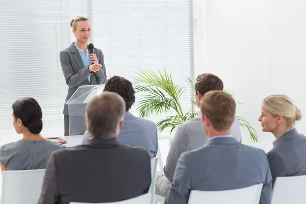 Hübsche Geschäftsfrau spricht während der Konferenz ins Mikrofon — Stockfoto