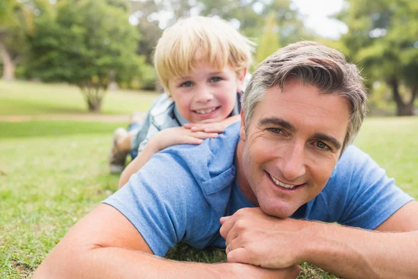 Gelukkig vader en zijn zoon glimlachen op camera — Stockfoto