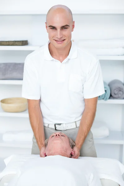 Man ontvangen hoofdmassage — Stockfoto