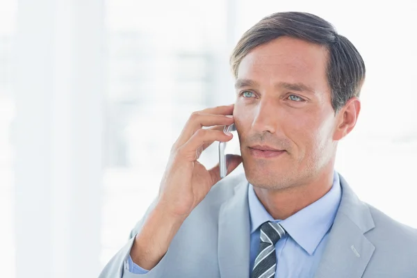 Hombre de negocios que tiene llamada telefónica — Foto de Stock