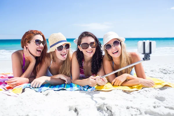 Amigos felizes usando óculos de sol e tirando selfie — Fotografia de Stock