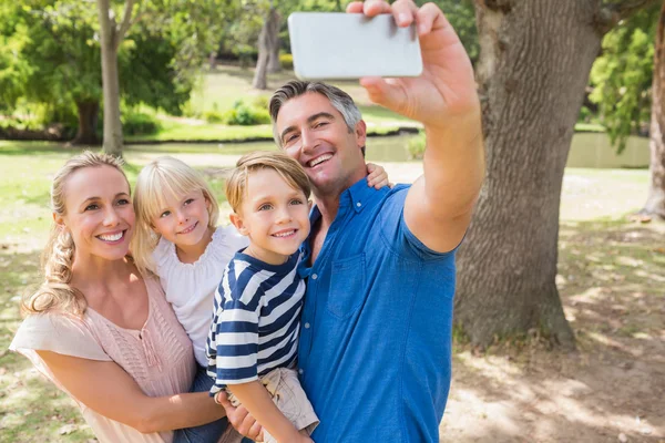 Gelukkige familie nemen een selfie in het park — Stockfoto