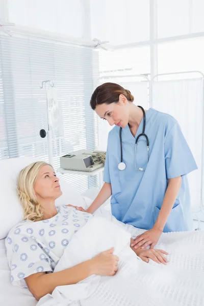 Doctor taking care of patient — Stock Photo, Image