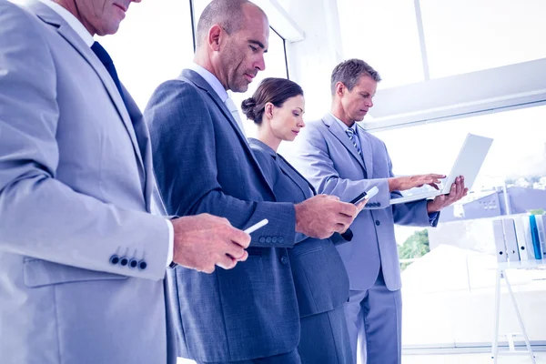 Zakelijke team met behulp van hun media-apparaten — Stockfoto